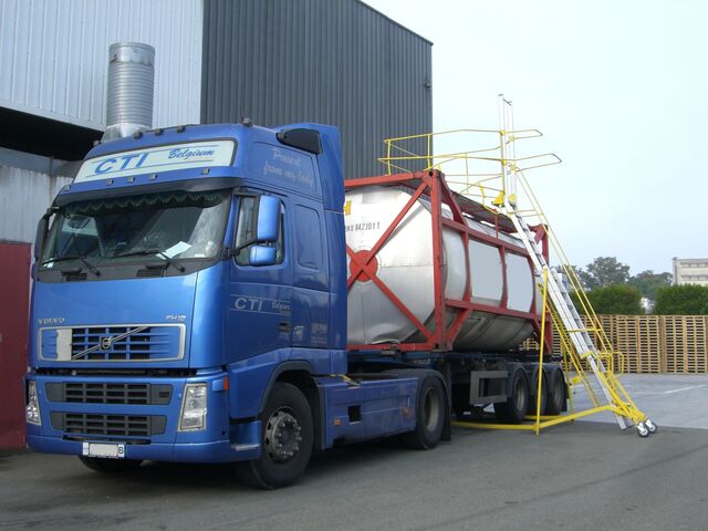 Safety mobile ladder for tankers with frontal access