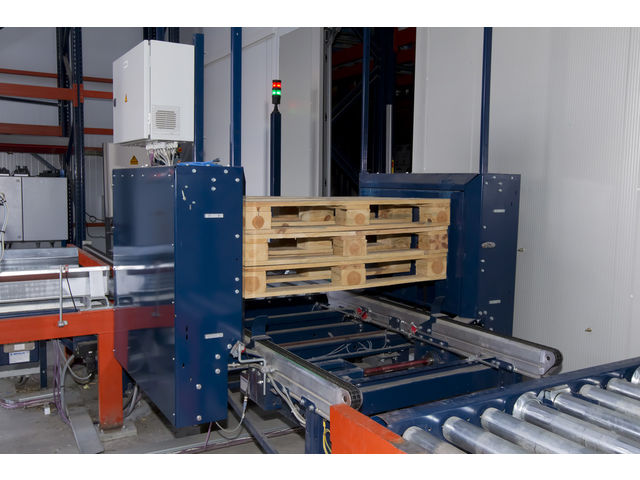 Conveyor system for pallets