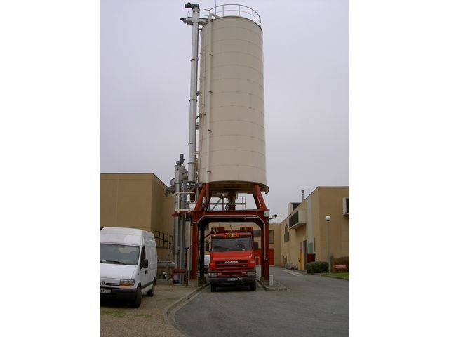Vertical screw conveyor