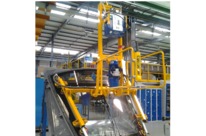 Lifting beams in custom-made suction cups for glazings of train