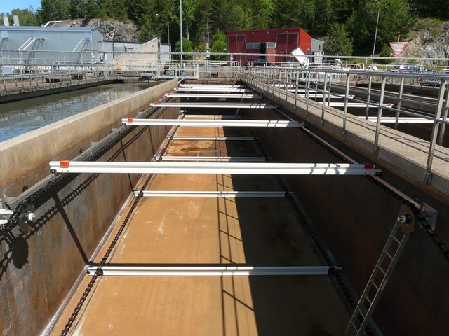 Surface sludge scraper