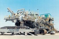 Opencast mining systems: Conveyor bridges on crawlers