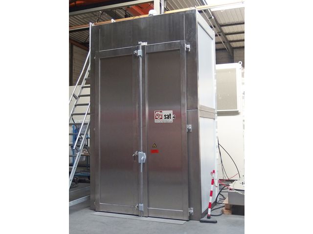 Industrial oven for heating products in barrel from 40° to 150°C. 