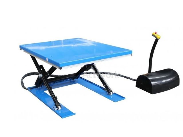 Low-profile lifting table with access ramp 