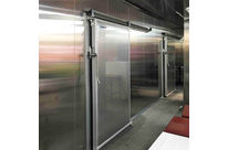 Sliding door for cold chambers 
