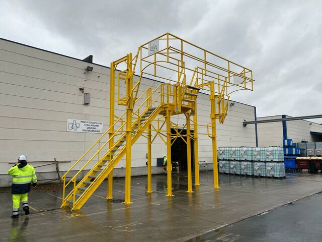 Drop down gangway with integrated workstation