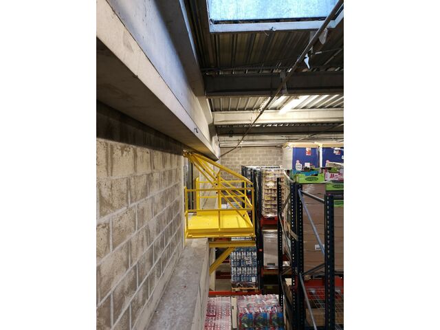 Tilting safety gate type T