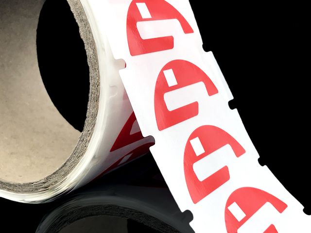 Printing and cutting of adhesive labels for all sectors of activity