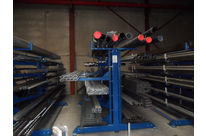 Cantilever with pivoting arms