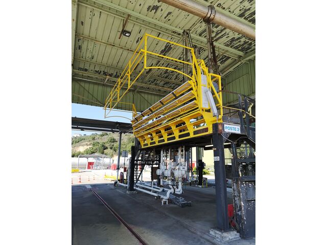 Folding stairs for tankers and isotainers