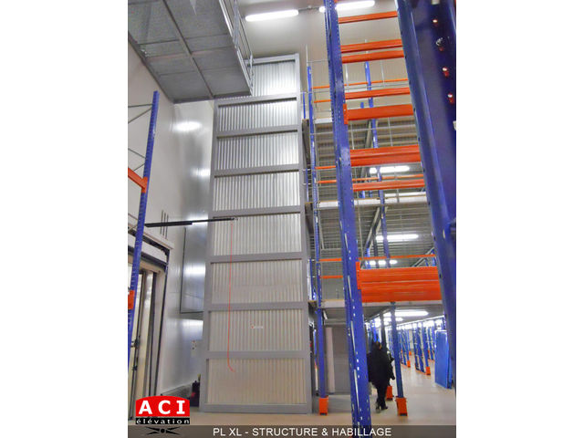 Industrial goods lifts