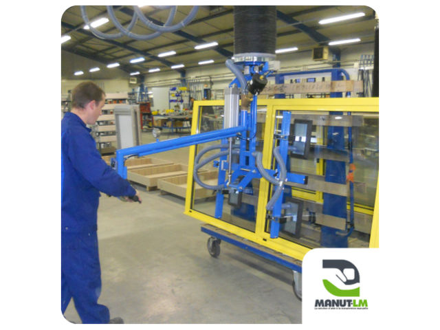 Manut-LM proposes ergonomic handling solutions for glass panel lifting 
