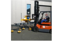 Lifting beams in custom-made suction cups on forklift truck