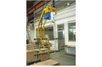 Lifting beams in custom-made suction cups for rounded glazings