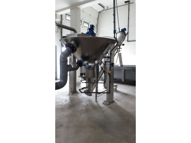 Sand washer with rotating agitator