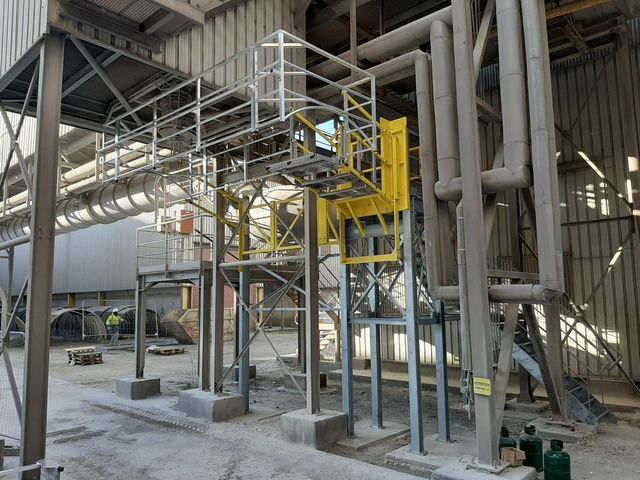 Folding stairways for access to tank domes | AC2M