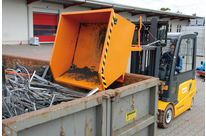 Swarf container type SGU, forklift truck attachment