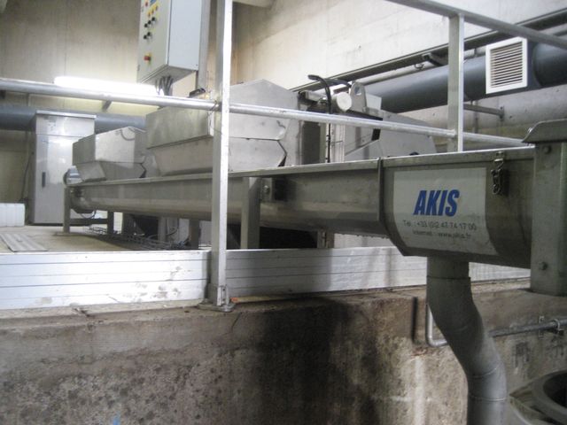 Spiral screw with pressurised trapdoor