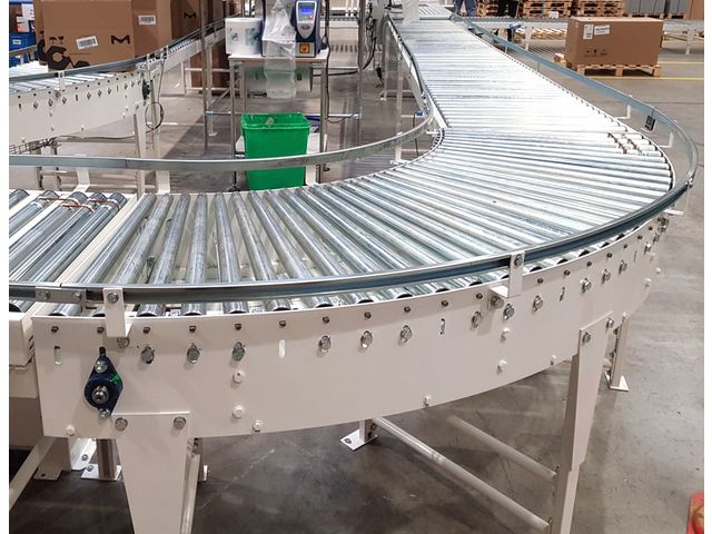 Belt-driven roller conveyor curve