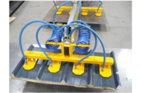 Lifting beams in custom-made suction cup for insulating panel