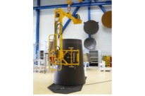 Lifting beams in custom-made suction cups for conical pieces