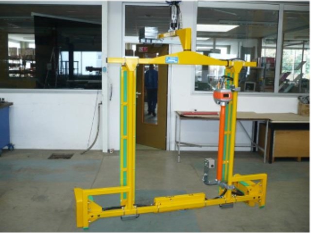 Manipulator of pieces in graphite by forks - custom-made ZE solution