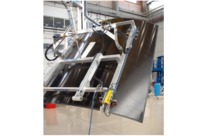 Lifting beams in custom-made suction cups for convex panels
