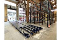 Gravity roller conveyor for pallets