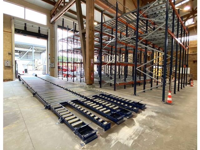 Gravity roller conveyor for pallets