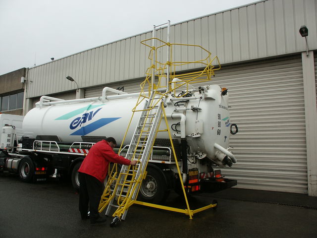 Safety mobile ladder