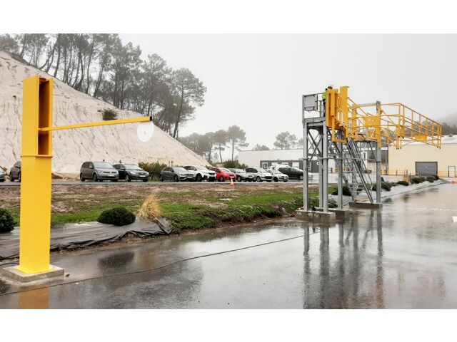 Folding stairways with access platform and lift gate for tank domes | AC2M