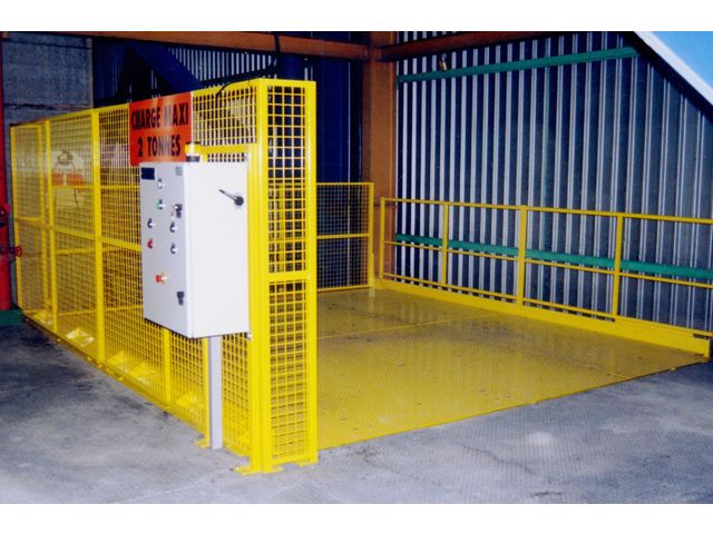 Automatic flap door for shafts
