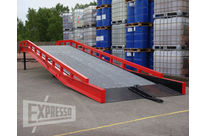 Hydraulic mobile yard ramp
