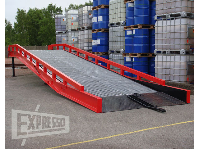 Hydraulic mobile yard ramp