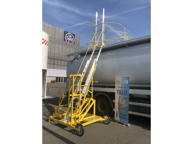 Safety ladder with lateral access